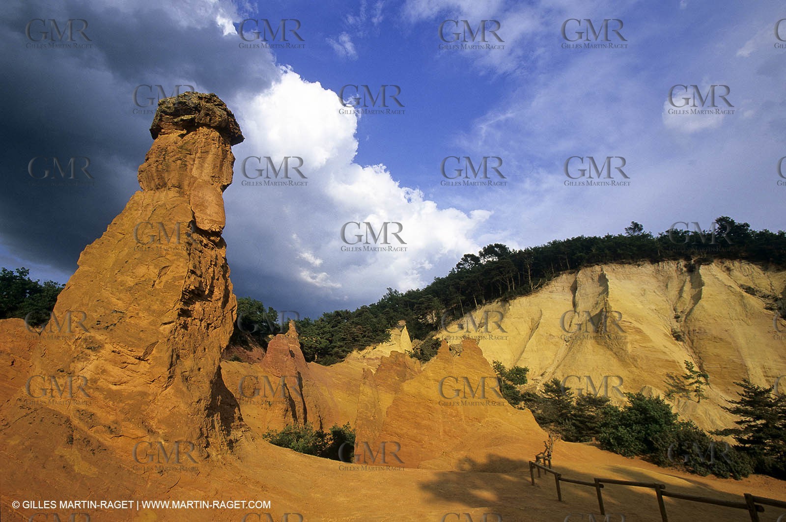 France, Provence, Luberon, Carrières d'ocre près d'Apt, ocher stone pit near Apt