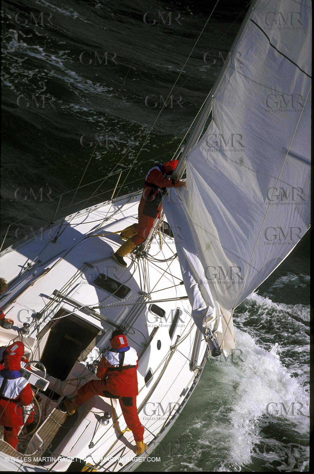 Crusing monohull sailing