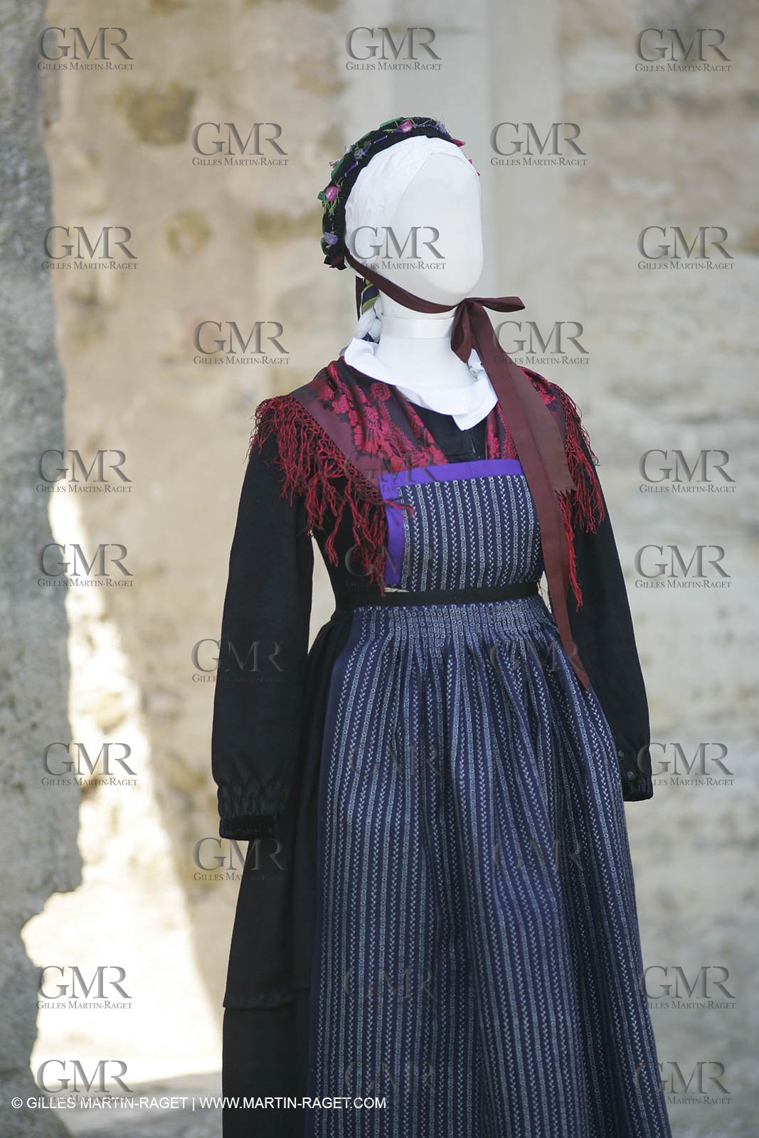 May 2004 - La Tour d'Aigues (FRA, 84) - Old costumes for women of the South exhibition