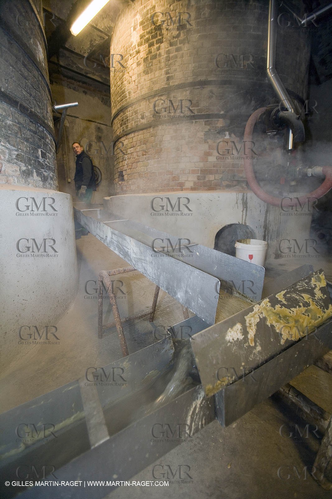 01 02 2007 - Salon de Provence - Fabrication traditionelle du savon de Marseille aux savonneries Marius Fabre - Vidage des cuves**01 02 2007 - Salon de Provence - Traditional soap of Marseille making at Marius Fabre soap maker - Tank transfer
