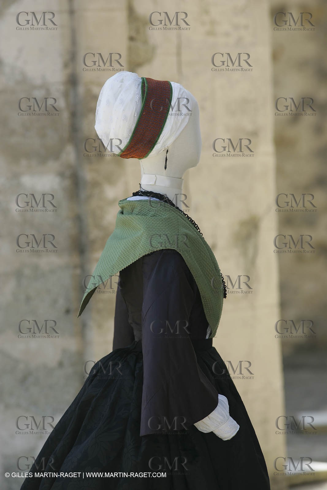 May 2004 - La Tour d'Aigues (FRA, 84) - Old costumes for women of the South exhibition