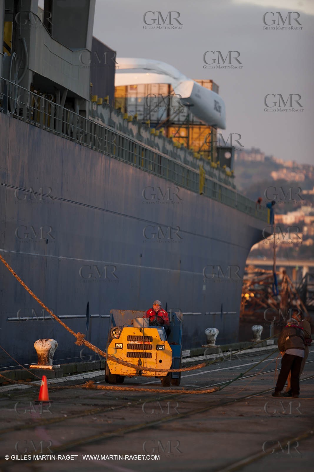 01 03 2011 - San Frnacisco (USA,CA) - Harbour operations - ship details - ship unloading - containers