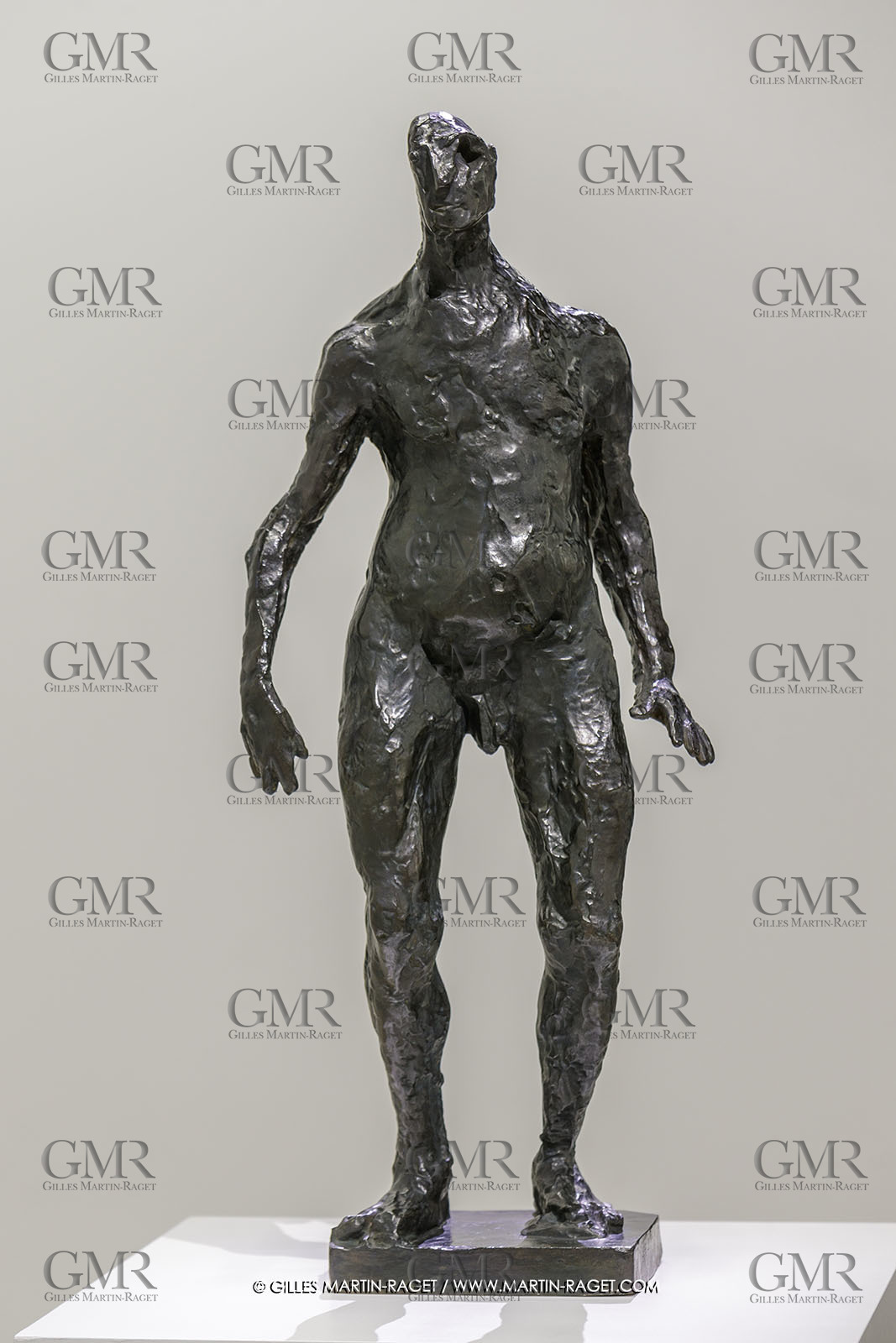 02 05 2023, Paris (FRA), oeuvre de Germaine Richier, Exposition Centre Pompidou 2023, L'Homme qui marche, 1945, Bronze patiné foncé, épreuve d'exposition, fondeur : L. Thinot, Paris, Centre Pompidou, Musée National d'Art Moderne de Paris, don, 2021