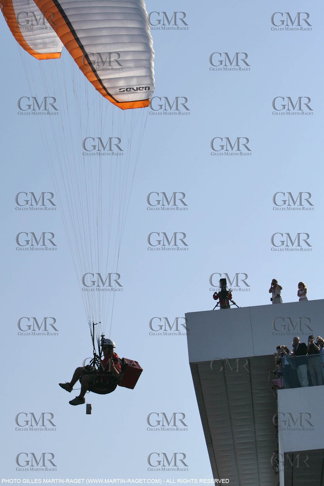 06 06 2007-Valencia (Spain)- 32nd America's Cup - Louis Vuitton Cup Final - Day 5 - Emirates Team New Zealand receive the Louis Vuitton Cup
