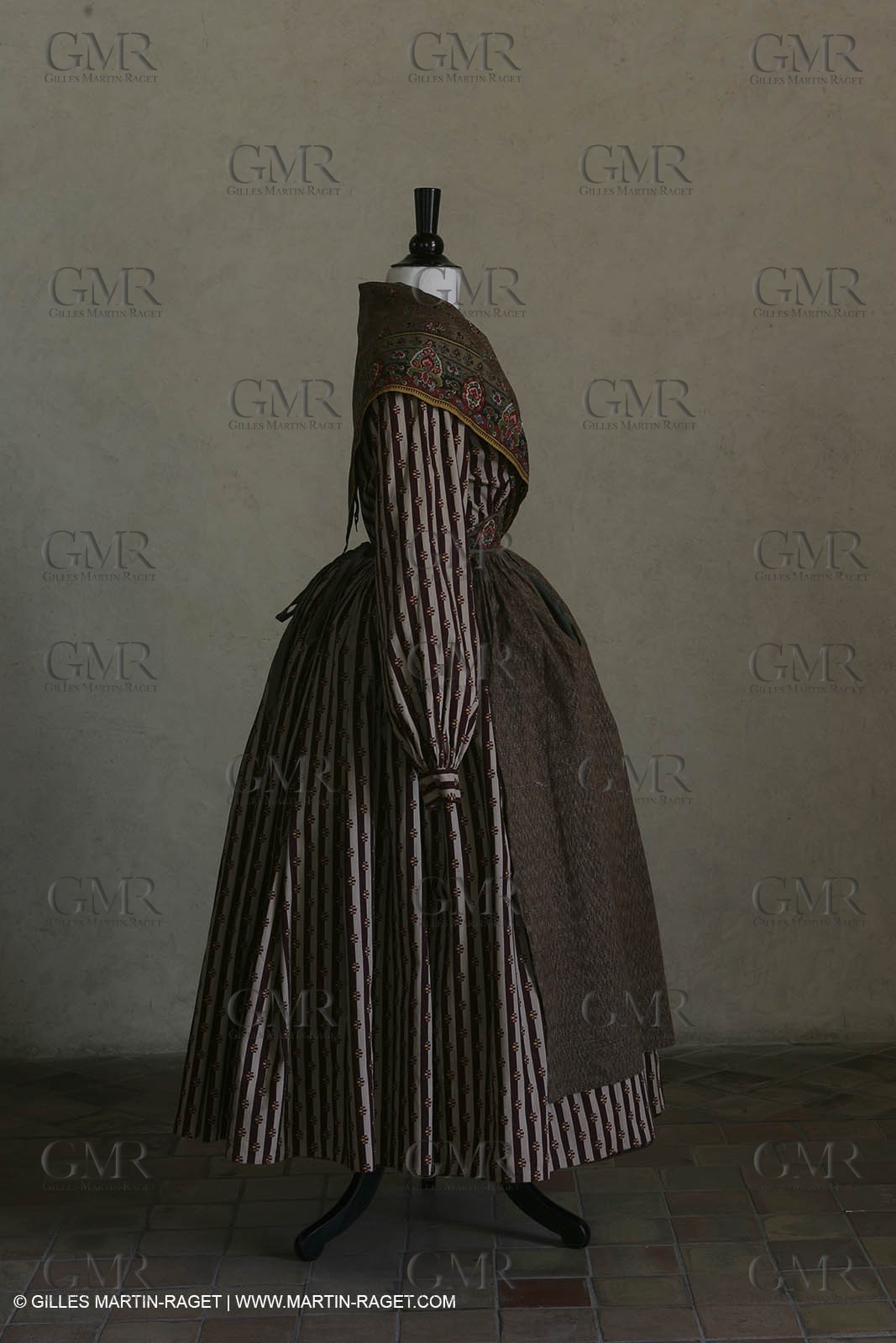 May 2004 - La Tour d'Aigues (FRA, 84) - Old costumes for women of the South exhibition