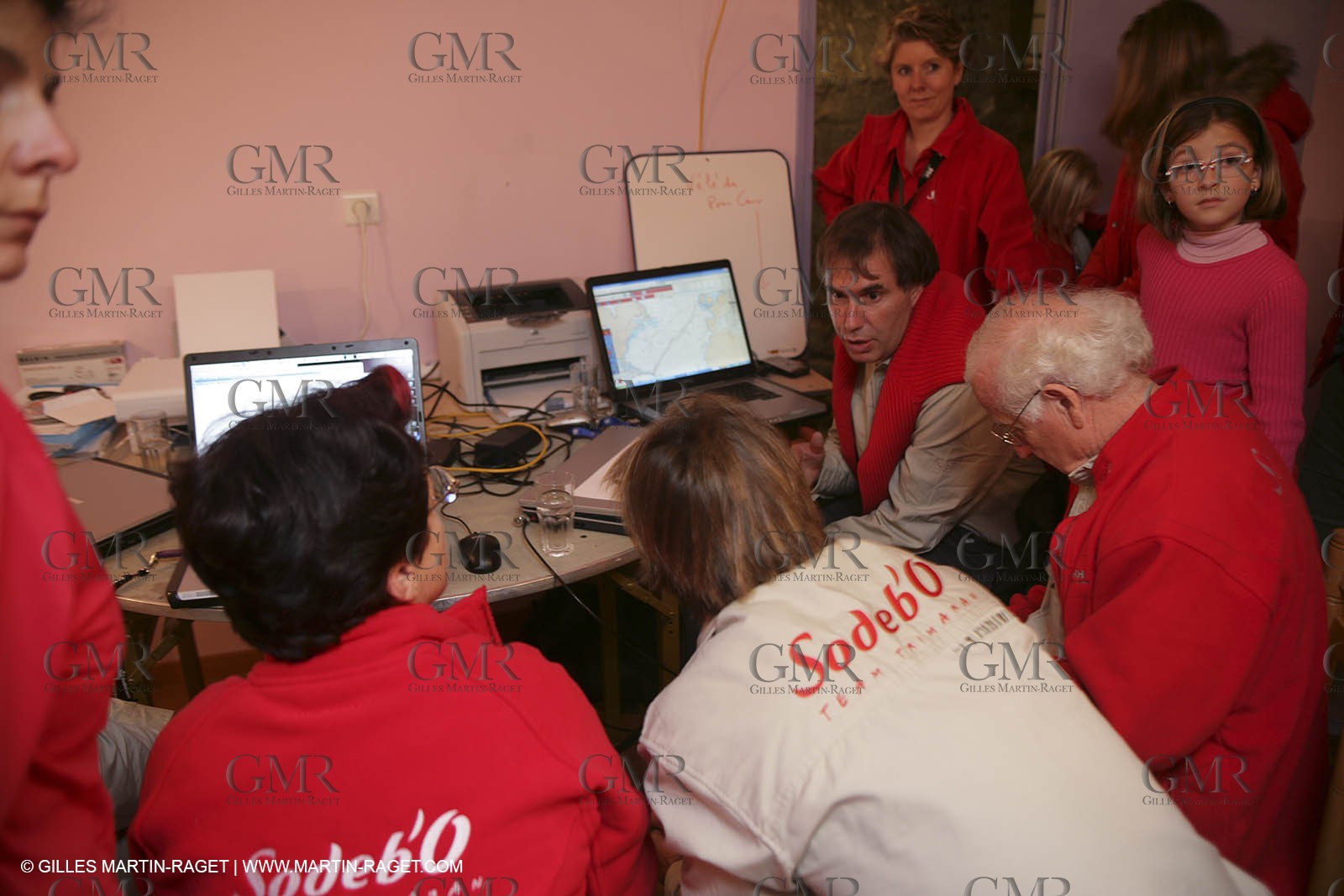 27 10 2006 - Saint Malo (FRA) - Route du Rhum 2006 - Thomas Coville (Sodeb'O) preparing the start with his sponsors and his team