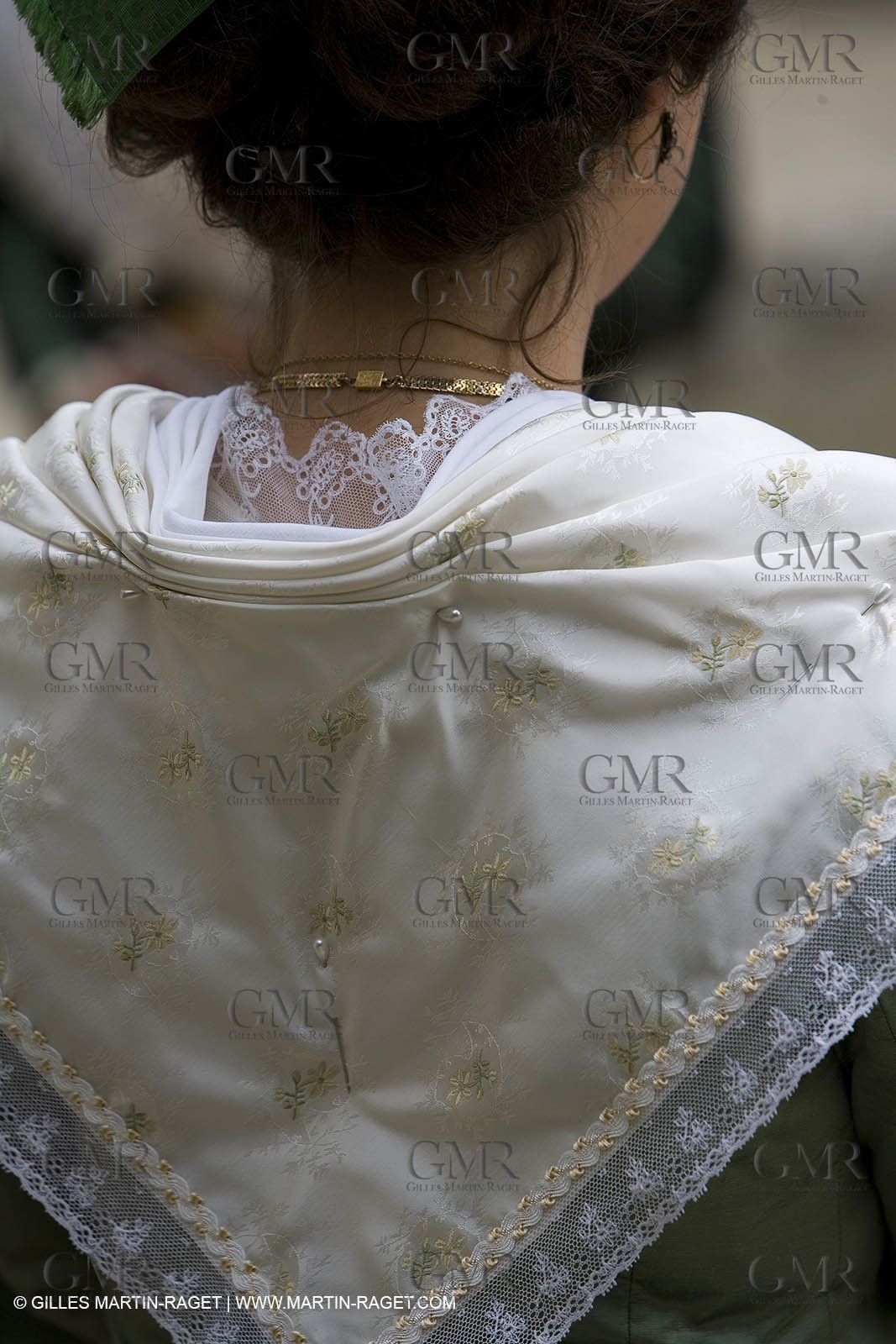 04 03 2007 - Arles - Queen of Arles and her assistants at Les Alyscamps monument