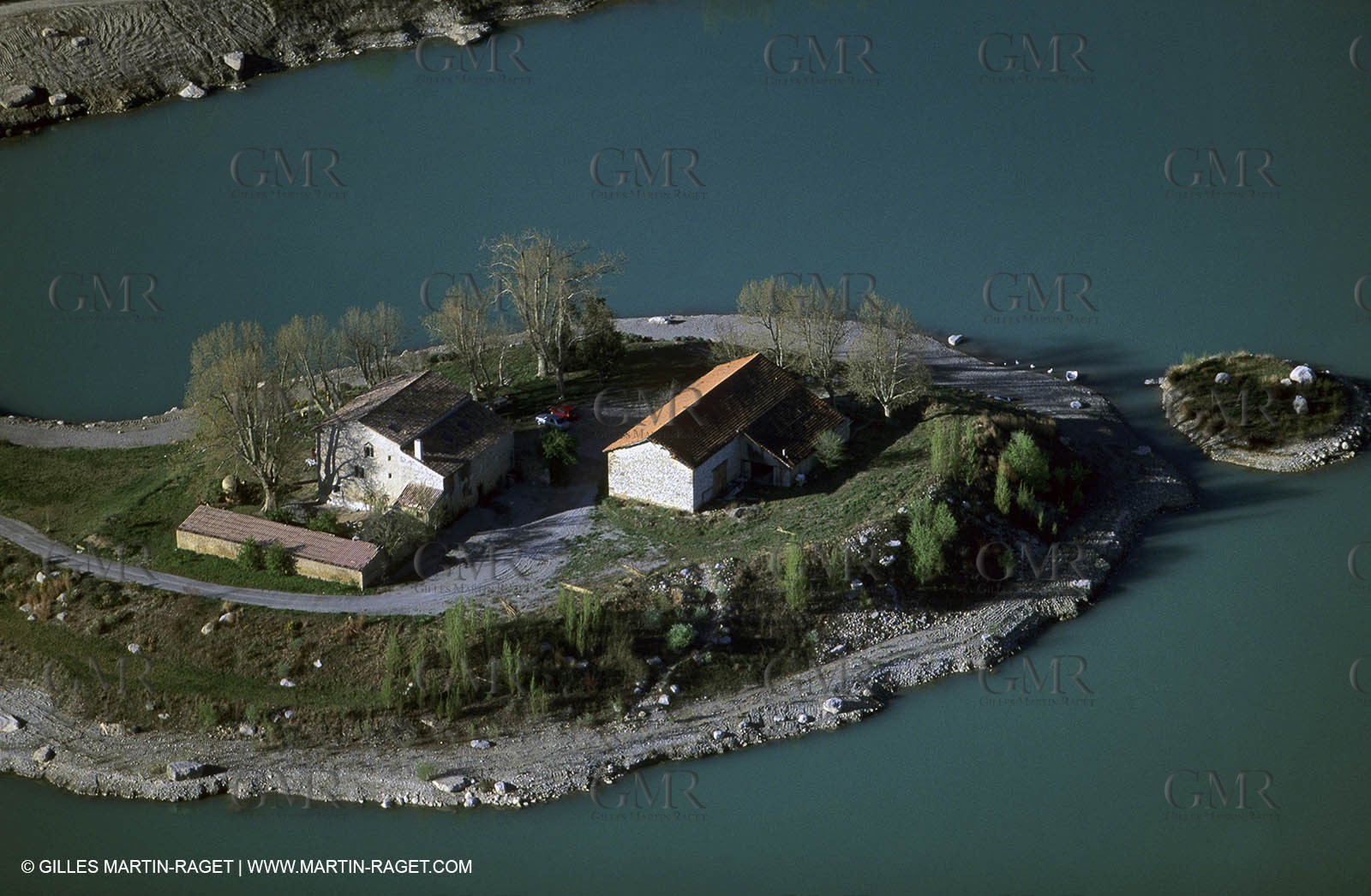 Ferme sur la Durance à Peyrolles