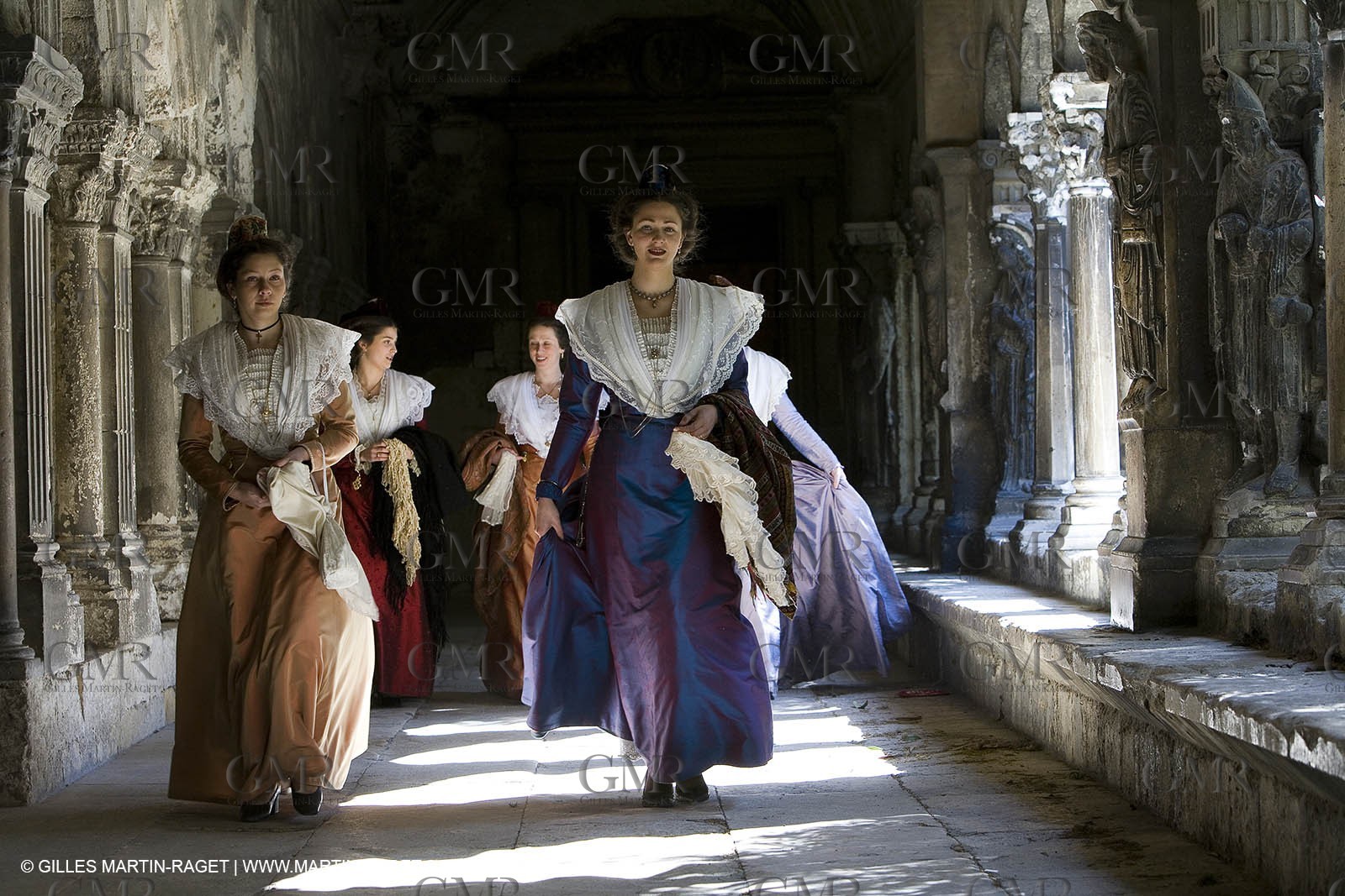 10 03 2007- Arles (FRA, 13) - Queen of arles and her assistants