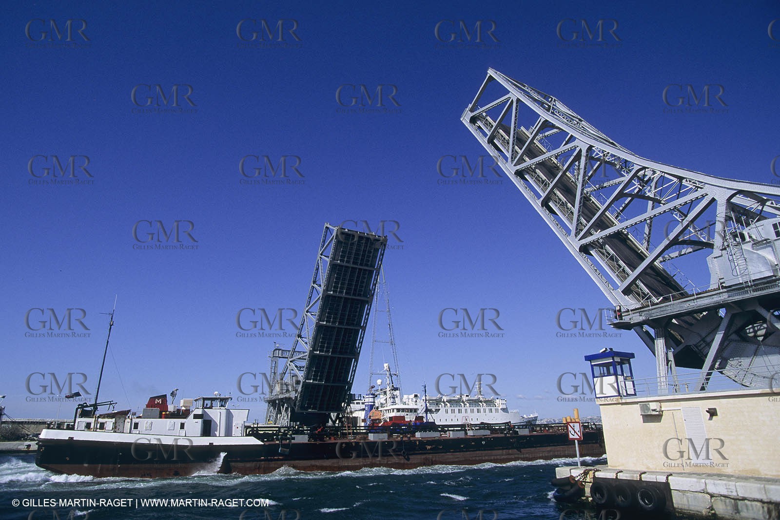 Monde maritime, opérations porturaires, ports, manoeuvres, marine world, harbour operations, maritime shipping,