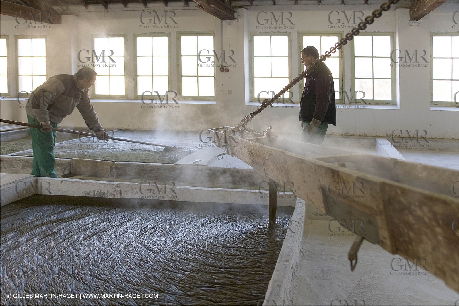 01 02 2007 - Salon de Provence - Fabrication traditionelle du savon de Marseille aux savonneries Marius Fabre - Coulée dans les bacs**01 02 2007 - Salon de Provence - Traditional soap of Marseille making at Marius Fabre soap maker - soap sent in open tanks