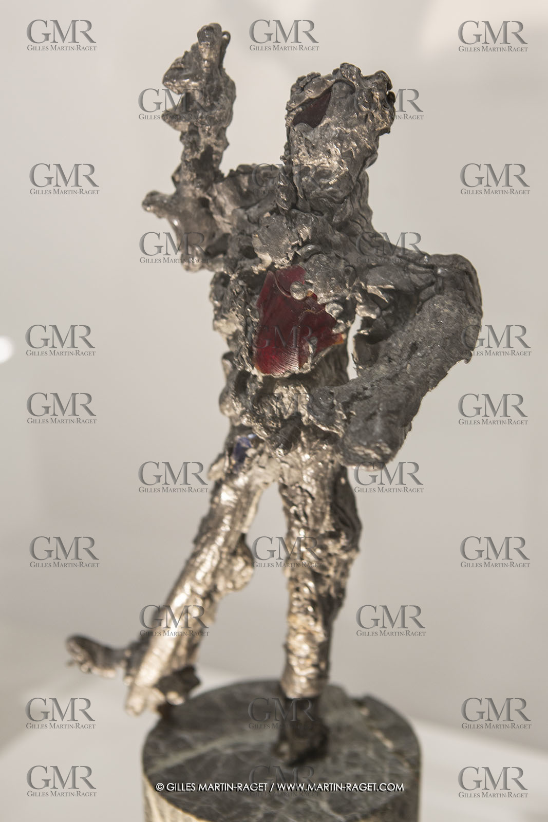 30 10 2023, Montpellier (FRA), oeuvre de Germaine Richier, Exposition Centre Pompidou - Musée Fabre 2023, Plomb avec verre de couleur n° 49 1953, Plomb et verre rouge, Pièce unique, 28 x 13 x 12 cm, Galerie de la Béraudière, Bruxelles