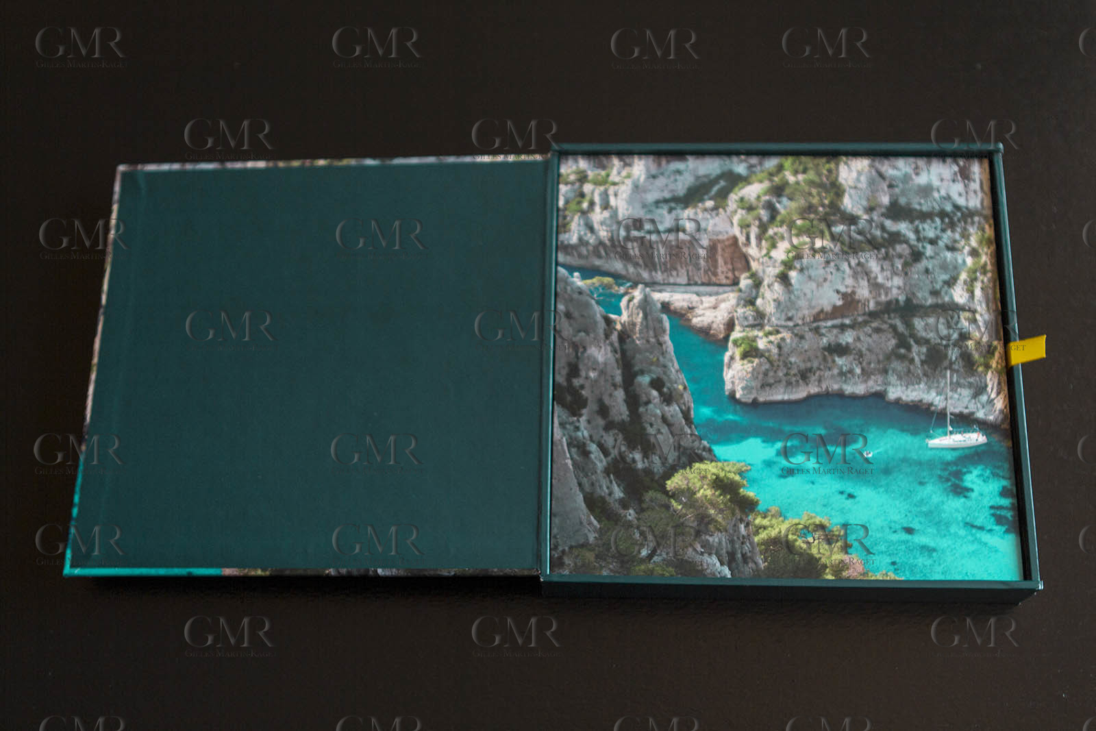 Box set Colours of the Calanques, words and photos by Gilles Martin-Raget, Editions Glénat, October 2015, 20 x 20 cm, includes a 30 pages bilingual bokklet and 20 separate prints on 300 gr paper, 19,2 x 19, 2 cm.