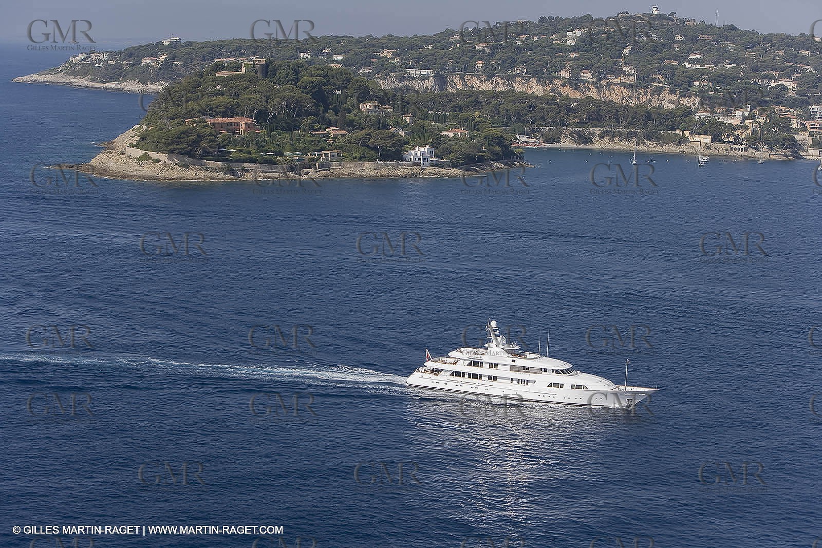 28 07 2007 - St Jean Cap Ferrat - SuperYachts - Motor Yachts - Hampshire