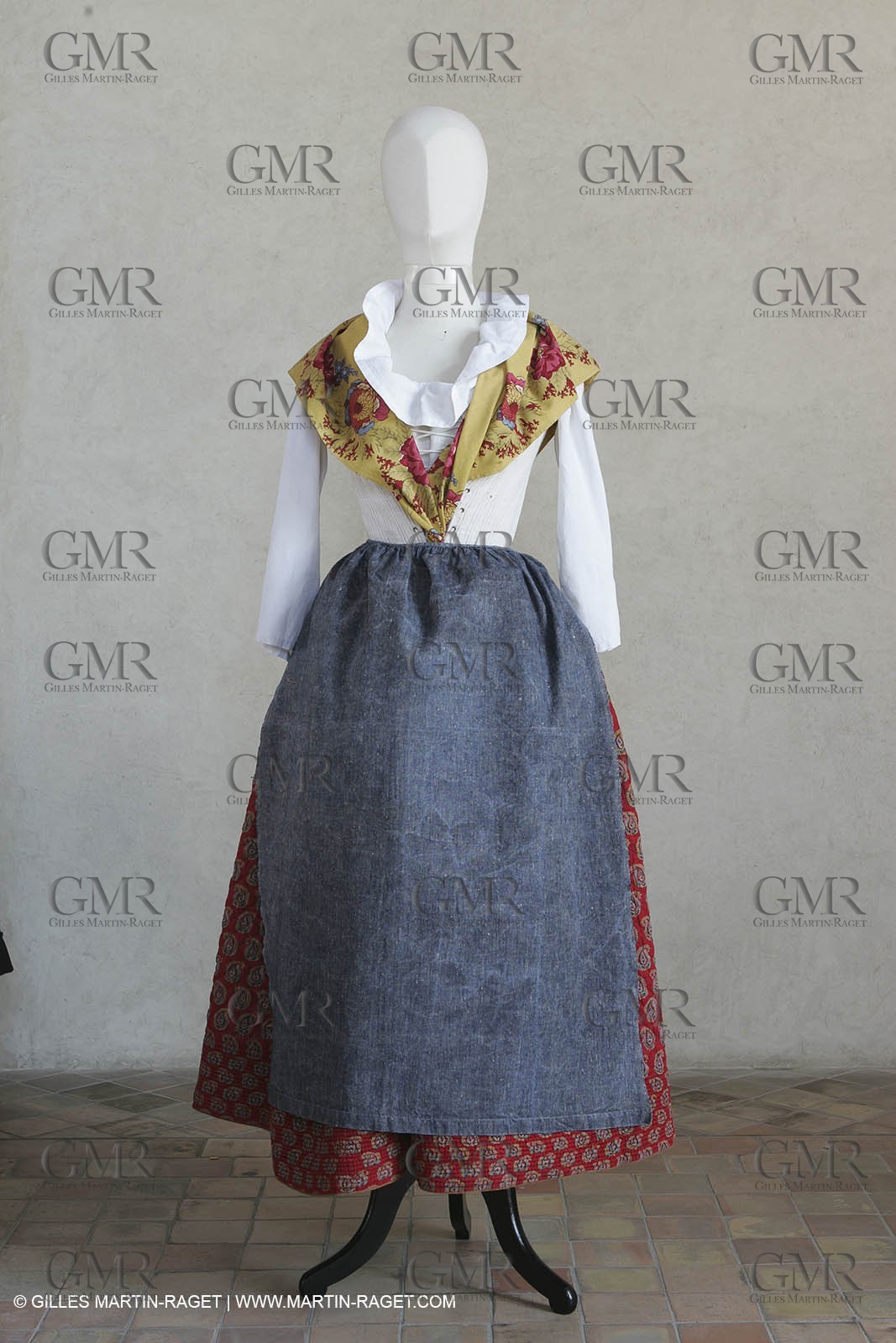 May 2004 - La Tour d'Aigues (FRA, 84) - Old costumes for women of the South exhibition