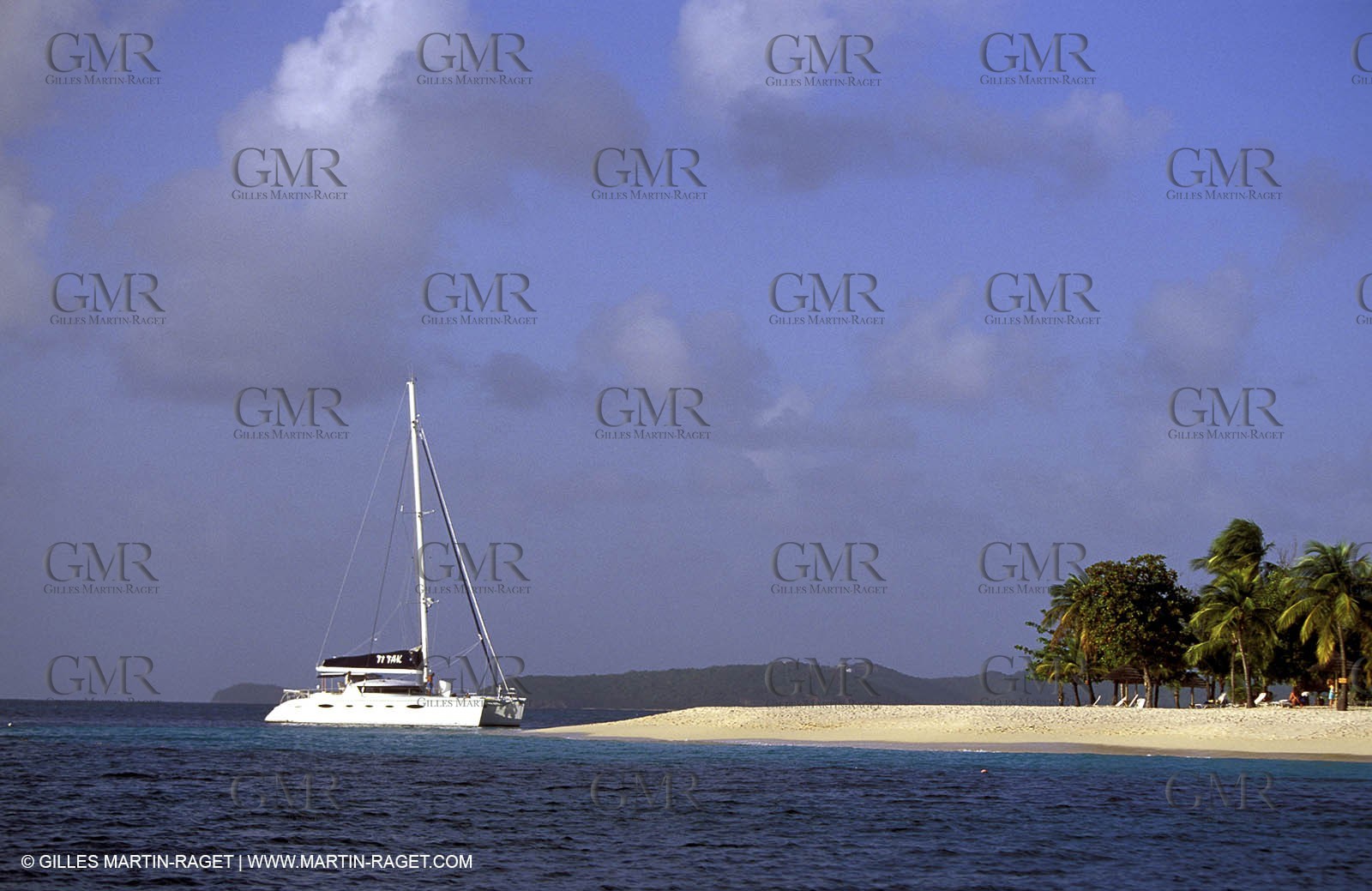 Multicoque au mouillage