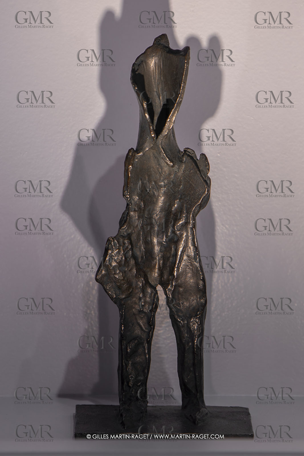 30 10 2023, Montpellier (FRA), oeuvre de Germaine Richier, Exposition Centre Pompidou - Musée Fabre 2023, Guerrier n° 14 [La petite feuille] 1956, Bronze patiné foncé, Epreuve 5 8, fondeur : L. Thinot, Paris, 22 x 8 x 10 cm, collection particulière