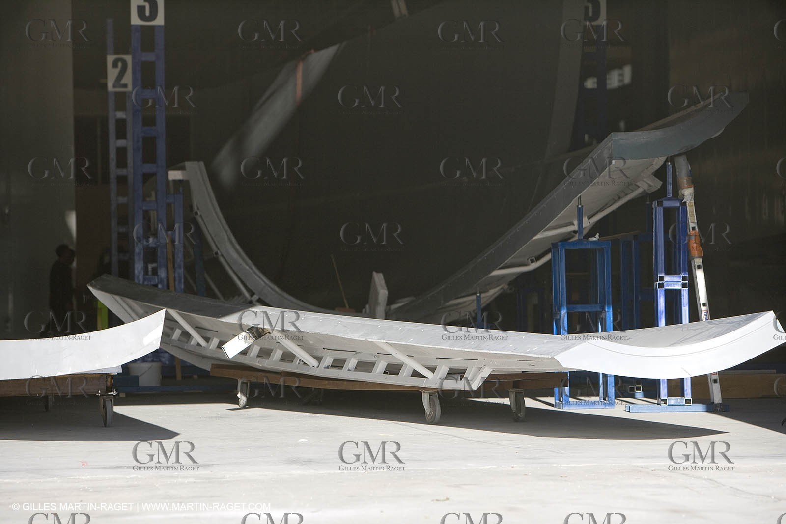 22 01 2008 - La Ciotat (FRA, 13) - Construction du catamaran de croisière Nahema au chantier H2X - Assemblage du moule de coque