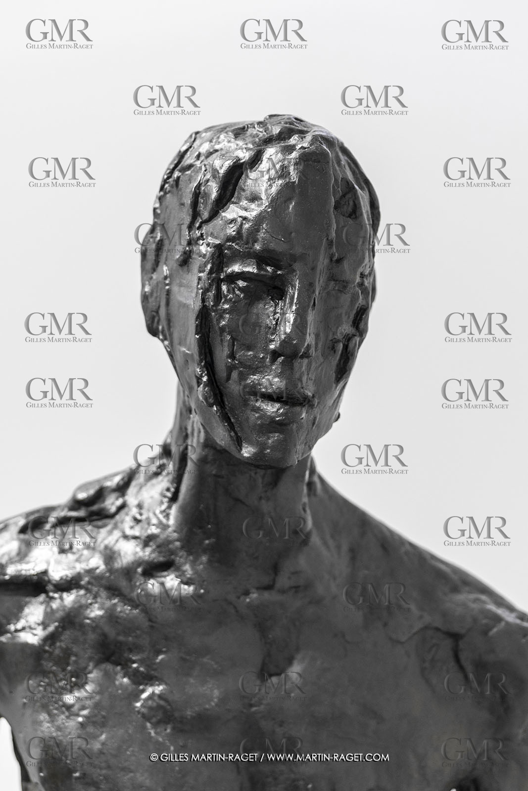 30 10 2023, Montpellier (FRA), oeuvre de Germaine Richier, Exposition Centre Pompidou - Musée Fabre 2023, Le Coureur 1955, Bronze patiné foncé, Fondeur : Susse, Paris, Hauteur totale : 205 cm, Terrasse : 13 x 54 x 94 cm, Fond national d'art contemporain, Paris, achat par commande à l'artiste en 1955