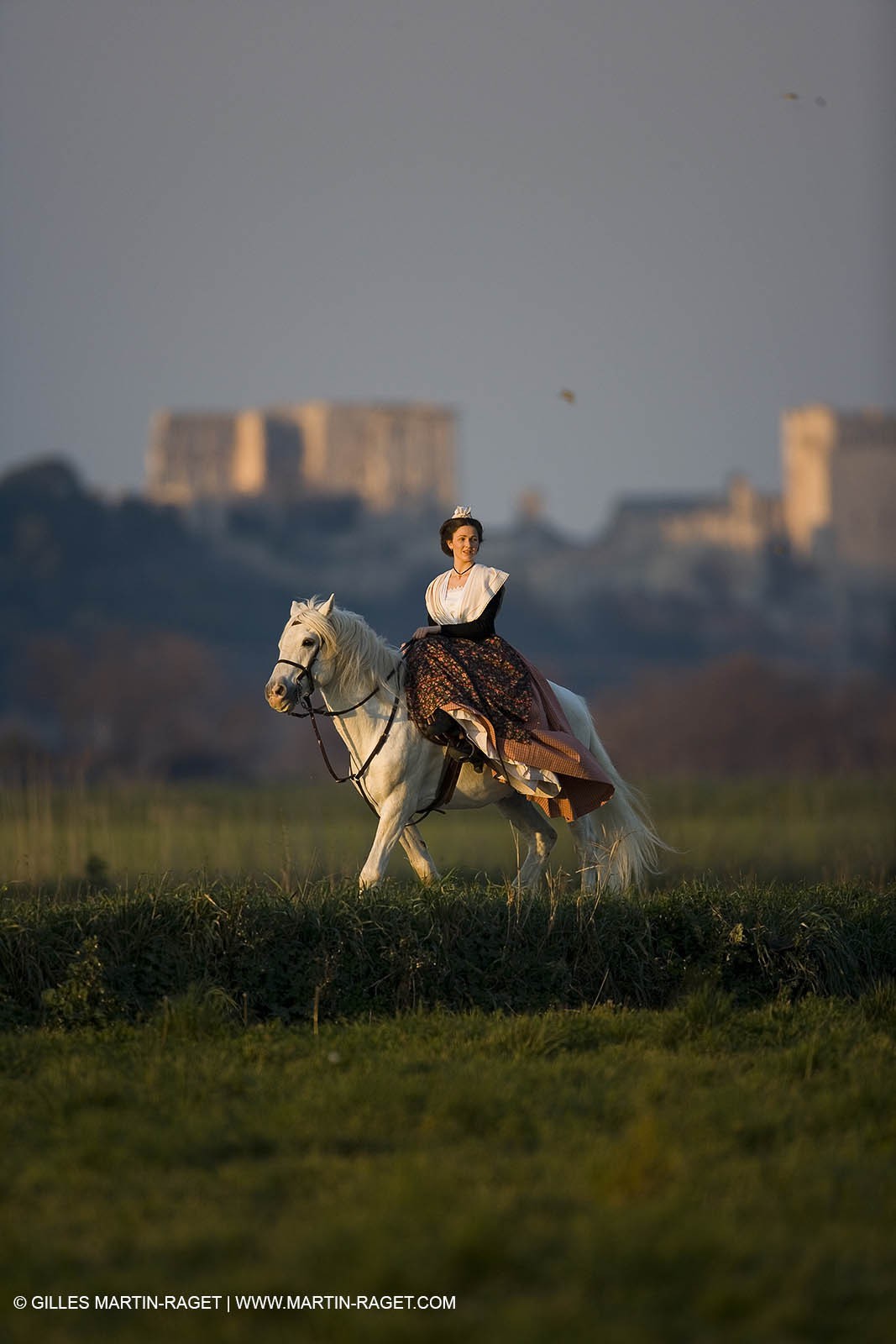 23 02 2007 - Arles - Nathalie Chay, Reine d'Arles, monte en amazone