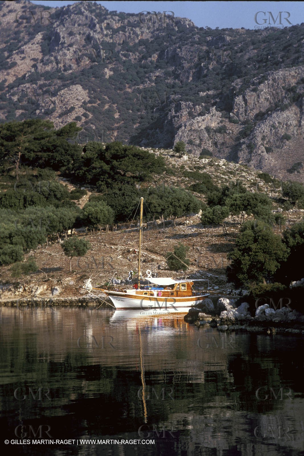 Monocoque de croisiere au mouillage