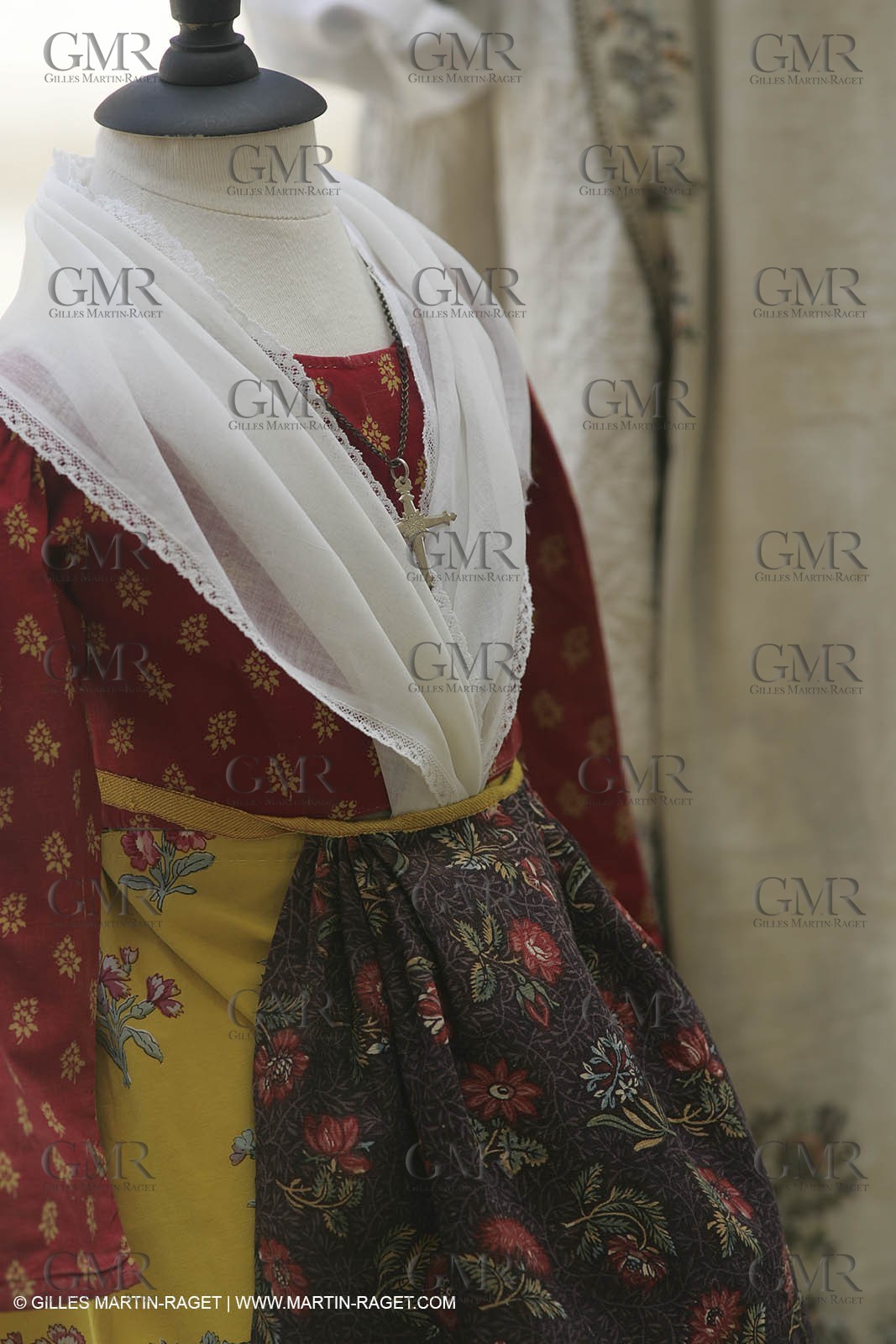 Mai 2004 - La Tour d'Aigues (FRA, 84) Costumes anciens pour l'exposition Femmes du Midi