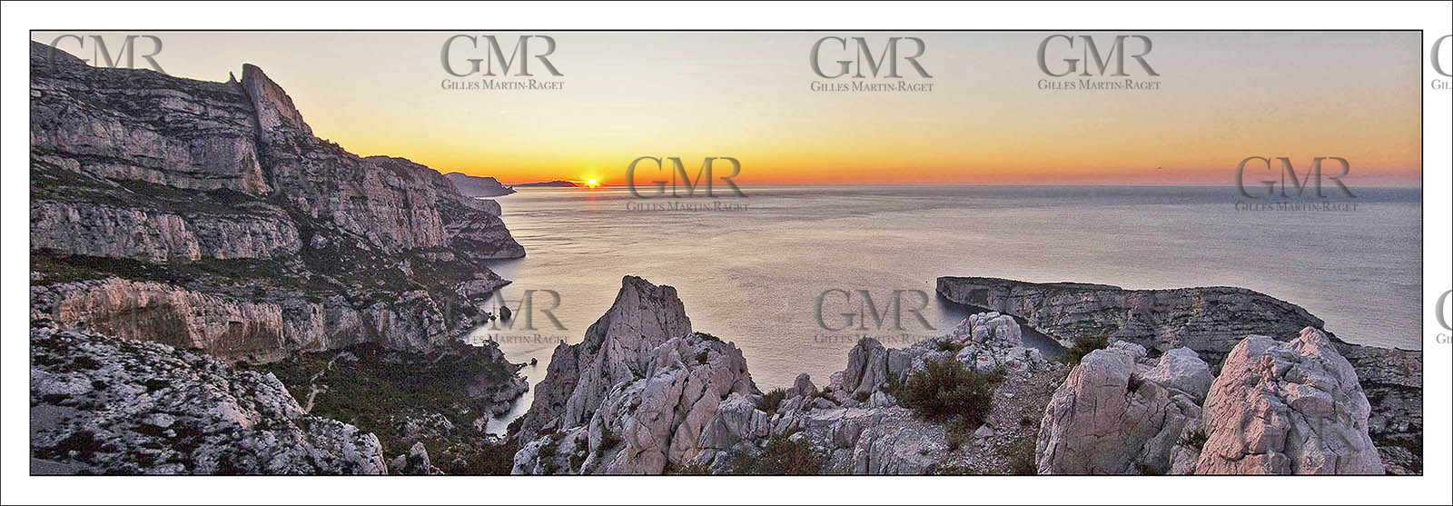 Produit : Tirage photo réalisé par nos soins sur imprimante jet d'encre professionnelle Epson à partir de 8 encres ultrachrome inaltérables (label Digigraphie).Formats au choix :. 20 x 60 cm. 33 x 95 cm- 52 x 150 cmChoix des papiers :. Papier standard brillant 250 gr., filet noir, marge blanche, tirage non signé. Papier haut de gamme satiné 290 gr. filet noir, marge blanche, tirage vérifié et signé par l'auteur.. Autres supports (canvas, acrylique, dibond) sur demandeConditionnement : tube cylindrique renforcé.Options pour l'expédition : . colissimo + dépôt boîte aux lettres (France uniquement). Colissimo avec signature à réception. Transporteur express (2 jours ouvrés) avec signature à réceptionCliquez sur caddie pour sélectionner votre formule et démarrer la procédure de commande en ligne