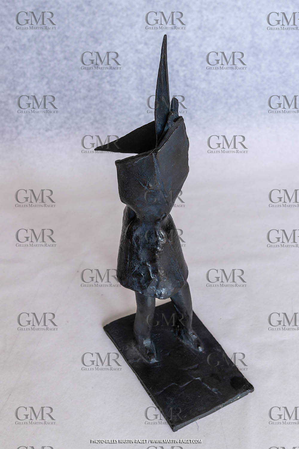 08 01 2023, Marseille (FRA,13), Oeuvre de Germaine Richier, Guerrier n° 4 1953, Bronze patiné foncé, Numéroté 6 8, Fondeur : L.Thinot, Paris, 33 x 10 x 19,5 cm, Collection particulière