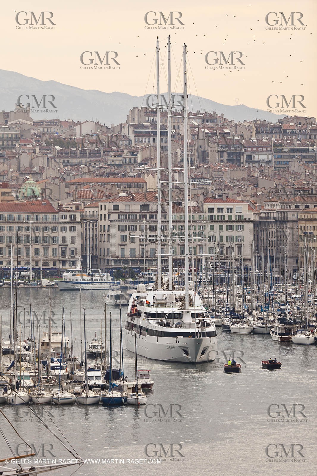 23 10 2010 - Marseille (FRA,13) - Le Ponant - Arrival in Marseille and entrance in the historical port