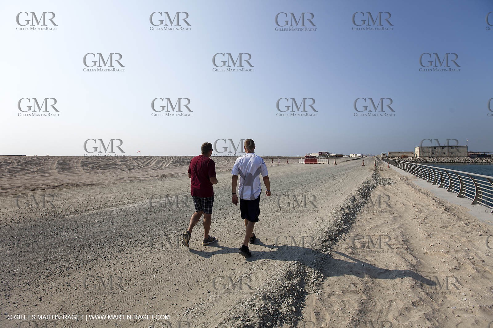 21 11 2010 - Dubai (UAE) - Dubai Louis Vuitton Trophy -  - Day off - James Spithill and Peter Lester go paragliding