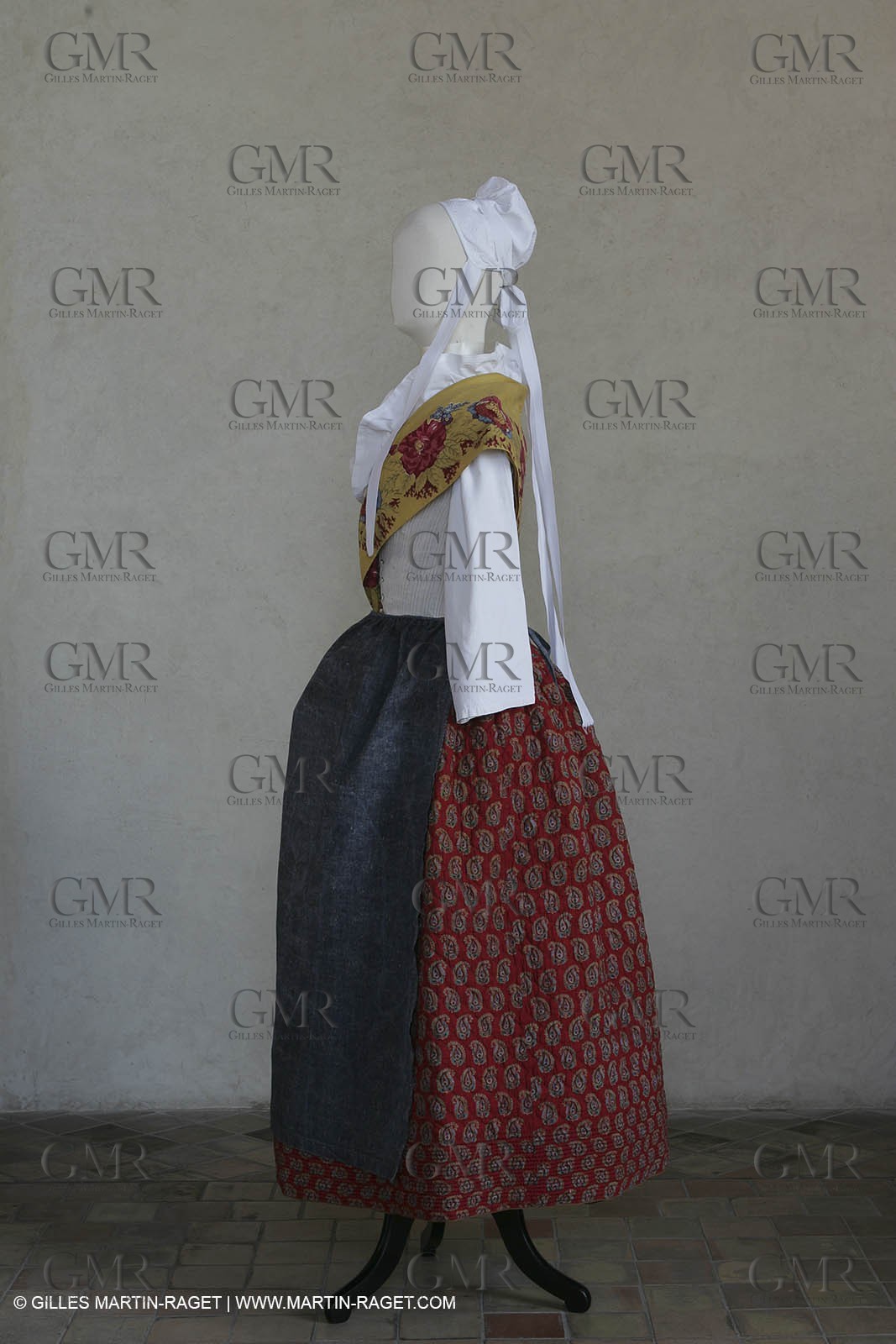 May 2004 - La Tour d'Aigues (FRA, 84) - Old costumes for women of the South exhibition