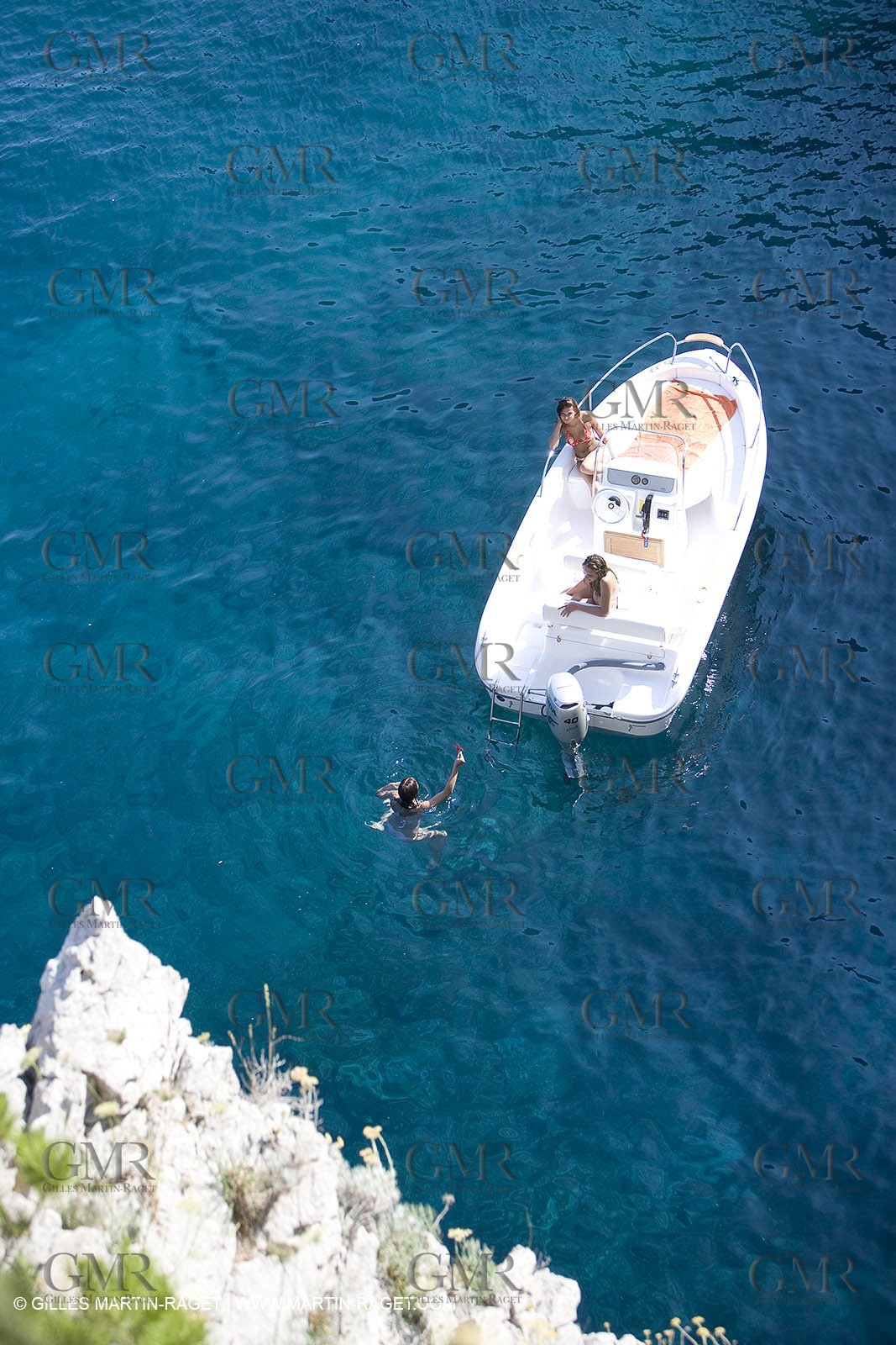 Bateau à Moteur au mouillage
