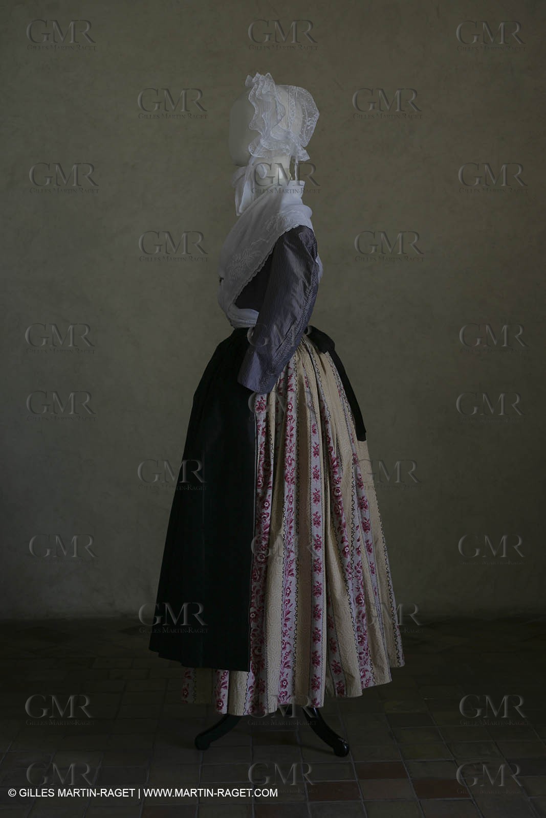 May 2004 - La Tour d'Aigues (FRA, 84) - Old costumes for women of the South exhibition