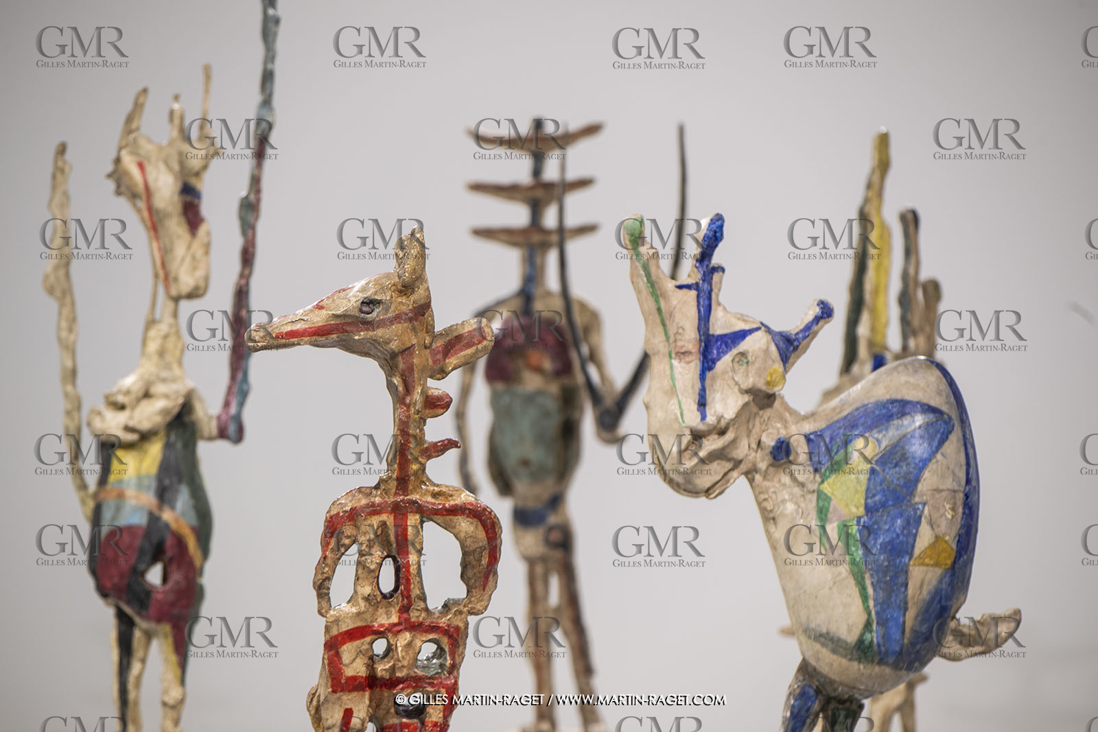 30 10 2023, Montpellier (FRA), oeuvre de Germaine Richier, Exposition Centre Pompidou - Musée Fabre 2023, L'échiquier grand 1959, Plâtre original peint, Pièce unique en 5 éléments. Le roi : 209 x 51 x 32,5 cm; La reine : 228,5 x 44,5 x 33,5 cm; Le cavalier : 169,5 x 37,5 x 41,5 cm; La tour : 200 x 40,5 x 29,5 cm; Le fou : 175,5 x 62 x 33,5 cm