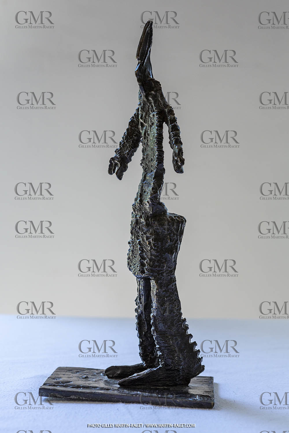 12 07 2020, St Rémy de Provence (FRA,13), Oeuvre de Germaine Richier, Guerrier n° 15 1955, Bronze patiné foncé, Numéroté 3 8, Fondeur : C. Valsuani, Paris, 27 x 9 x 12,5 cm, Collection famille Germaine Richier