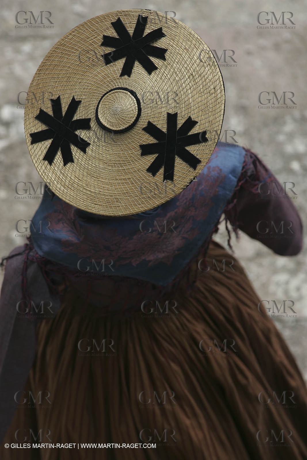 Mai 2004 - La Tour d'Aigues (FRA, 84) Costumes anciens pour l'exposition Femmes du Midi