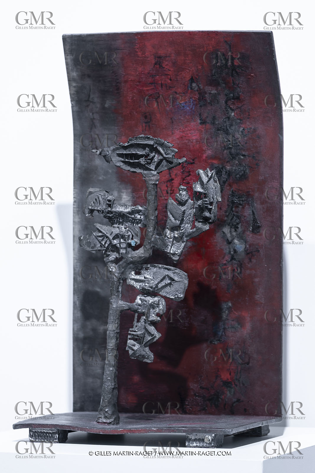 30 10 2023, Montpellier (FRA), oeuvre de Germaine Richier, Exposition Centre Pompidou - Musée Fabre 2023, L'Echelle, oeuvre en collaboration avec Zao Wou-Ki 1956, Plomb et huile sur plomb, Pièce unique, 82 x 46 ,5 x 31,5 cm, Collection particulière