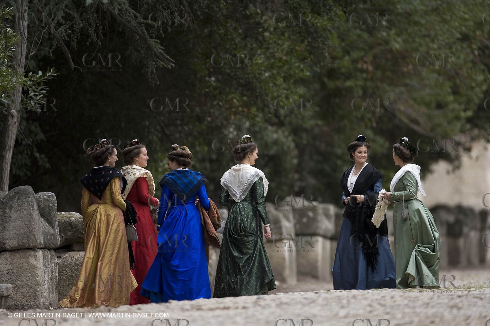 04 03 2007 - Arles (13, FRA) - Reine d'Arles et ses demoiselles d'honneur aux Alyscamps