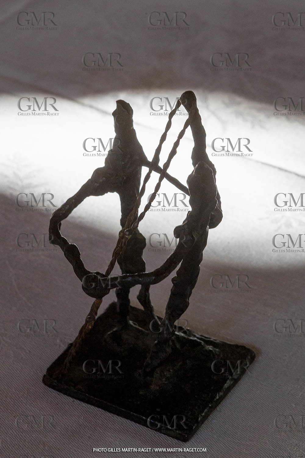 11 02 2020, St Rémy de Provence (FRA,13), Oeuvre de Germaine Richier, Le Combat 1946, Bronze patiné foncé, Epreuve d'exposition, Fondeur L. Thinot, 12 x 8 x 7 cm, Collection particulière