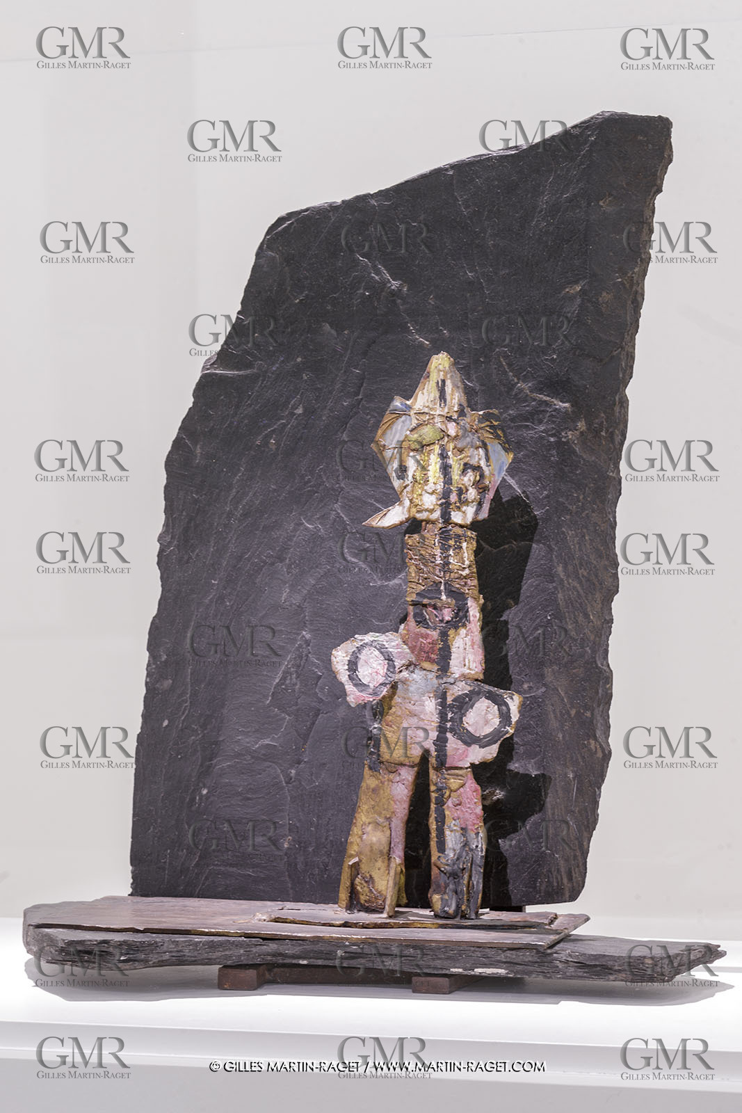 02 05 2023, Paris (FRA), oeuvre de Germaine Richier, Exposition Centre Pompidou 2023, Le Mehir peint, sur équerre ardoise 1959, Bronze peint, équerre ardoise, ïèce unique, 68,5 x 59 x 31,5 cm, Collection particulière