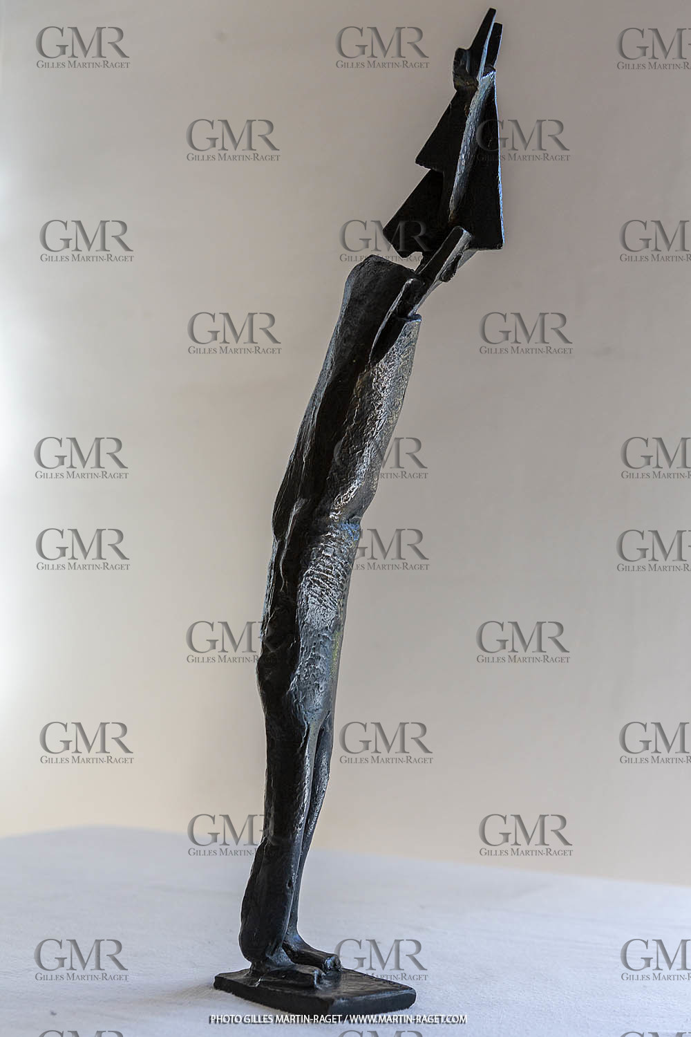 19 07 2020, St Rémy de Provence, (FRA,13), Oeuvre de Germaine Richier, Tauromachie 1956, bronze patinée foncée, numéroté 5 8, Fondeur L.Thinot, 43 X 7 X 12 cm, collection particulière,