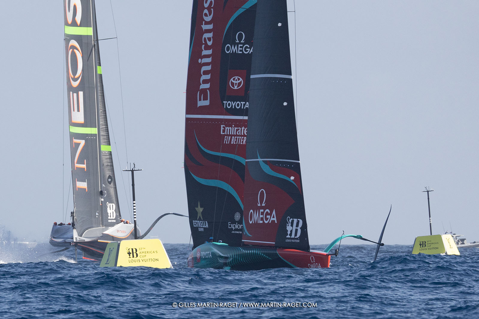 16 10 2024, Barcelona (ESP), Louis Vuitton 37th America's Cup, Final Match, Race Day 4, race 5? Départ, I?EOS s'alance tandis qu'ETNZ essaie d'accélérer pour remonter sur ses foils.