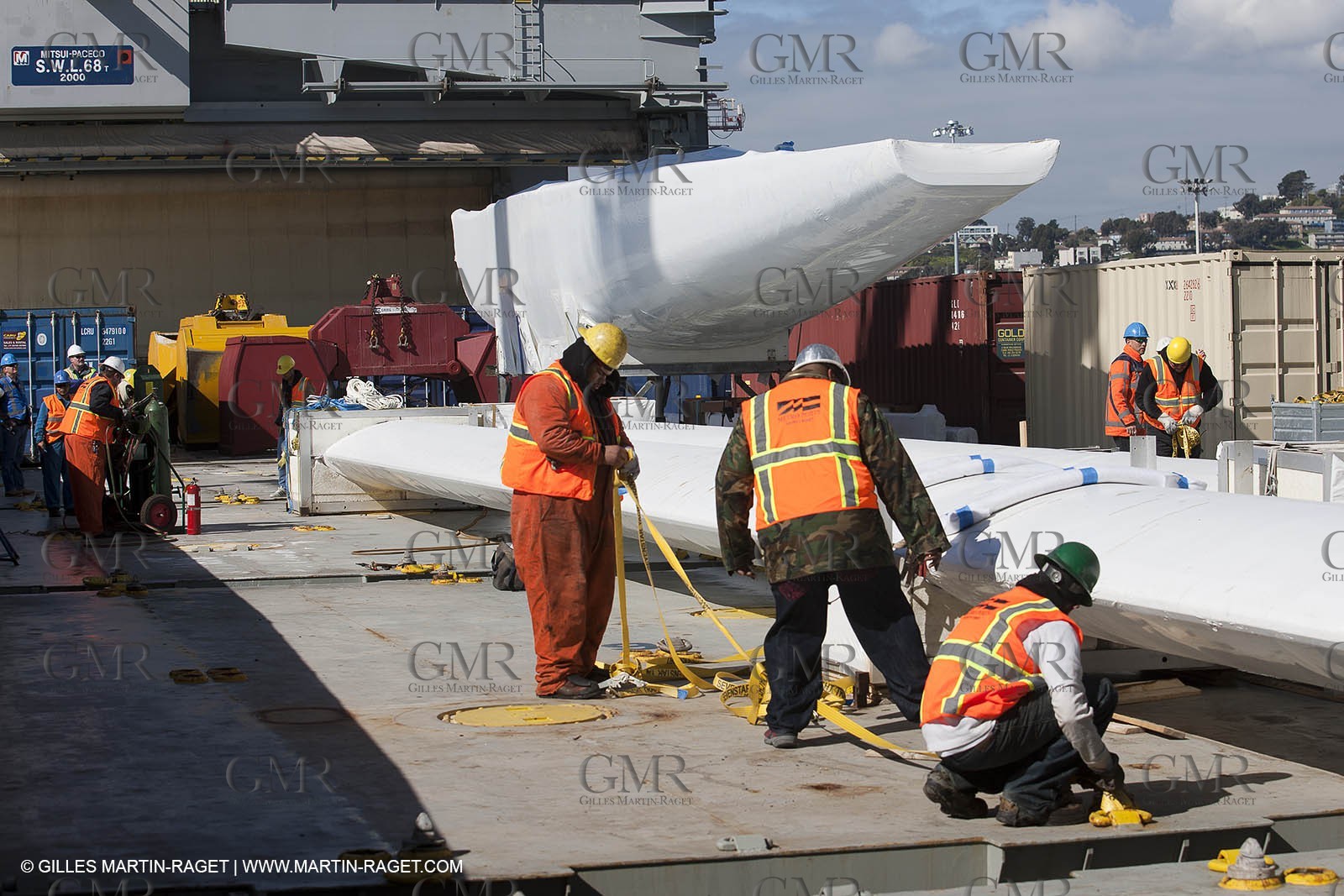 01 03 2011 - San Frnacisco (USA,CA) - Harbour operations - ship details - ship unloading - containers