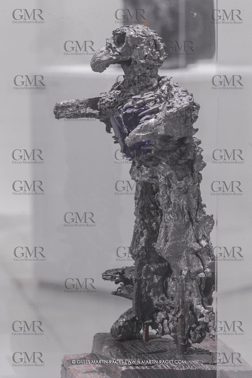 02 05 2023, Paris (FRA), oeuvre de Germaine Richier, Exposition Centre Pompidou 2023, Plomb avec verre de couleur n° 3 [Homme-oiseau] 1952, Plomb avec verre bleu sur socle de bois, Pièce unique, 37 x 13 x 14 cm, Collection particulière