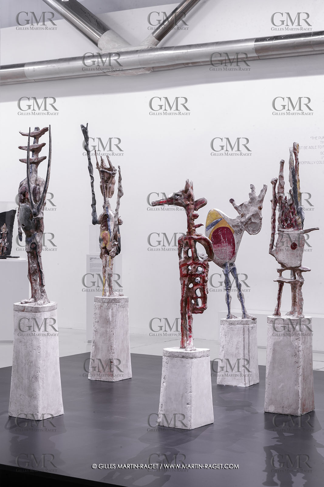 02 05 2023, Paris (FRA), oeuvre de Germaine Richier, Exposition Centre Pompidou 2023, L'échiquier , grand 1959, plâtre original peint, Pièce unique en 5 éléments : Le Roi (209 x 51 x 32,5 cm); La Reine 228,5 x 44,5 x 33,5 cm); Le Cavalier (169,5 x 37,5 x 41,5 cm); La Tour (200 x 40,5 x 29,5 cm); Le Fou (175,5 x 62 x 33,5 cm)