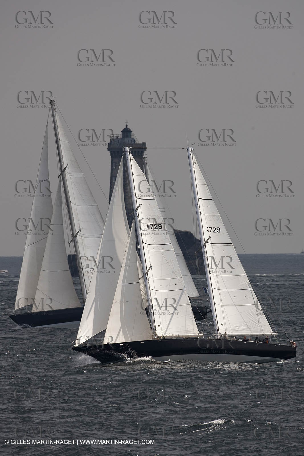 19 05 2010- Sein - (FRA,56)  -  Pen Duick III et Pen Duick VI dans le raz de Sein