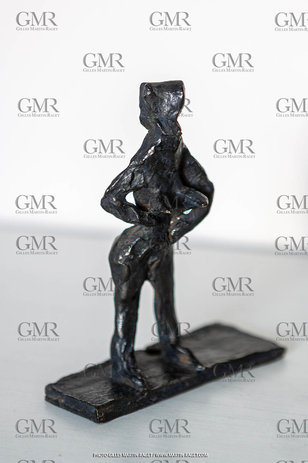 12 01 2023, Marseille (FRA, 13), Oeuvre de Germaine Richier, Petit nu I, 1955, bronze patiné foncé, épreuve d'exposition, fondeur : L.Thinot,.Paris, 13 X 10,5 X 4.5 cm, collection particulière