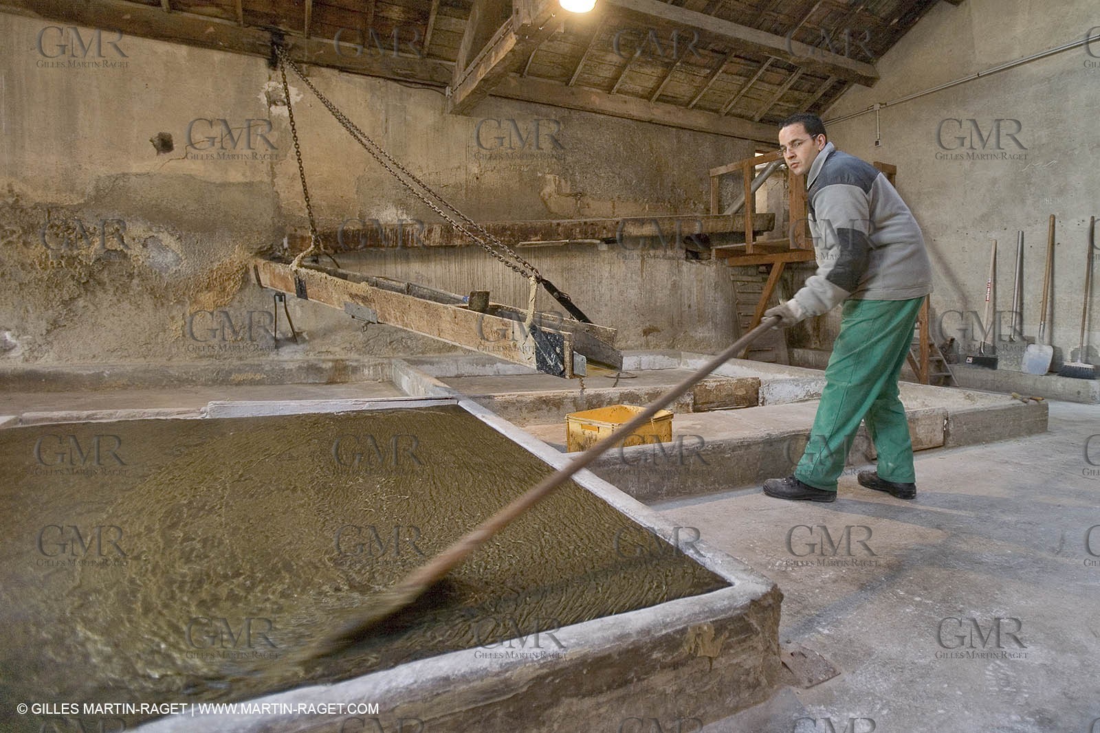 01 02 2007 - Salon de Provence - Fabrication traditionelle du savon de Marseille aux savonneries Marius Fabre - surfaçage au drapeau**01 02 2007 - Salon de Provence - Traditional soap of Marseille making at Marius Fabre soap maker - Surface equalization with the flag