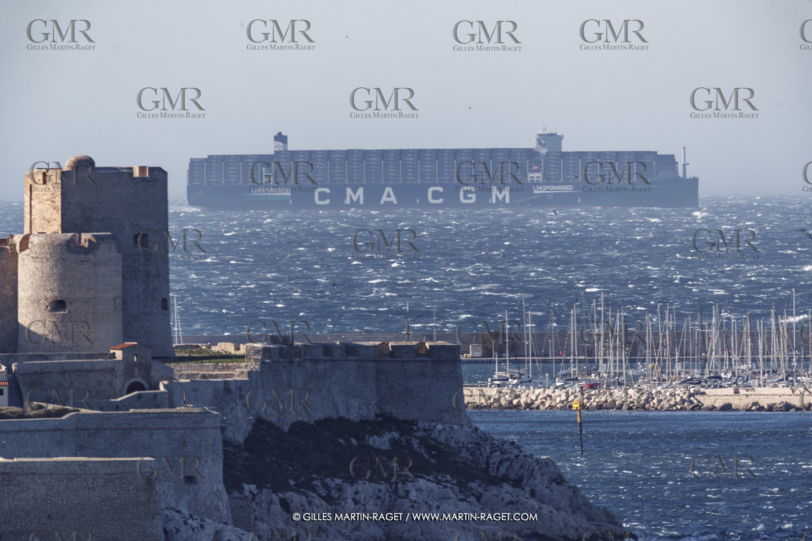14 12 2023, Marseille (FRA), arrivée du Palais Royal, porte container armé par la CMA CGM, navire de 400 mètres de long, 67 mètres de large, qui transporte 23 000 conteneurs avec propulsion au GNL