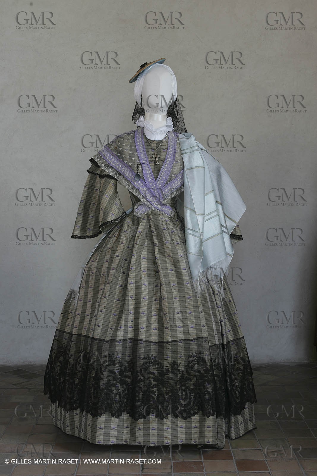 May 2004 - La Tour d'Aigues (FRA, 84) - Old costumes for women of the South exhibition